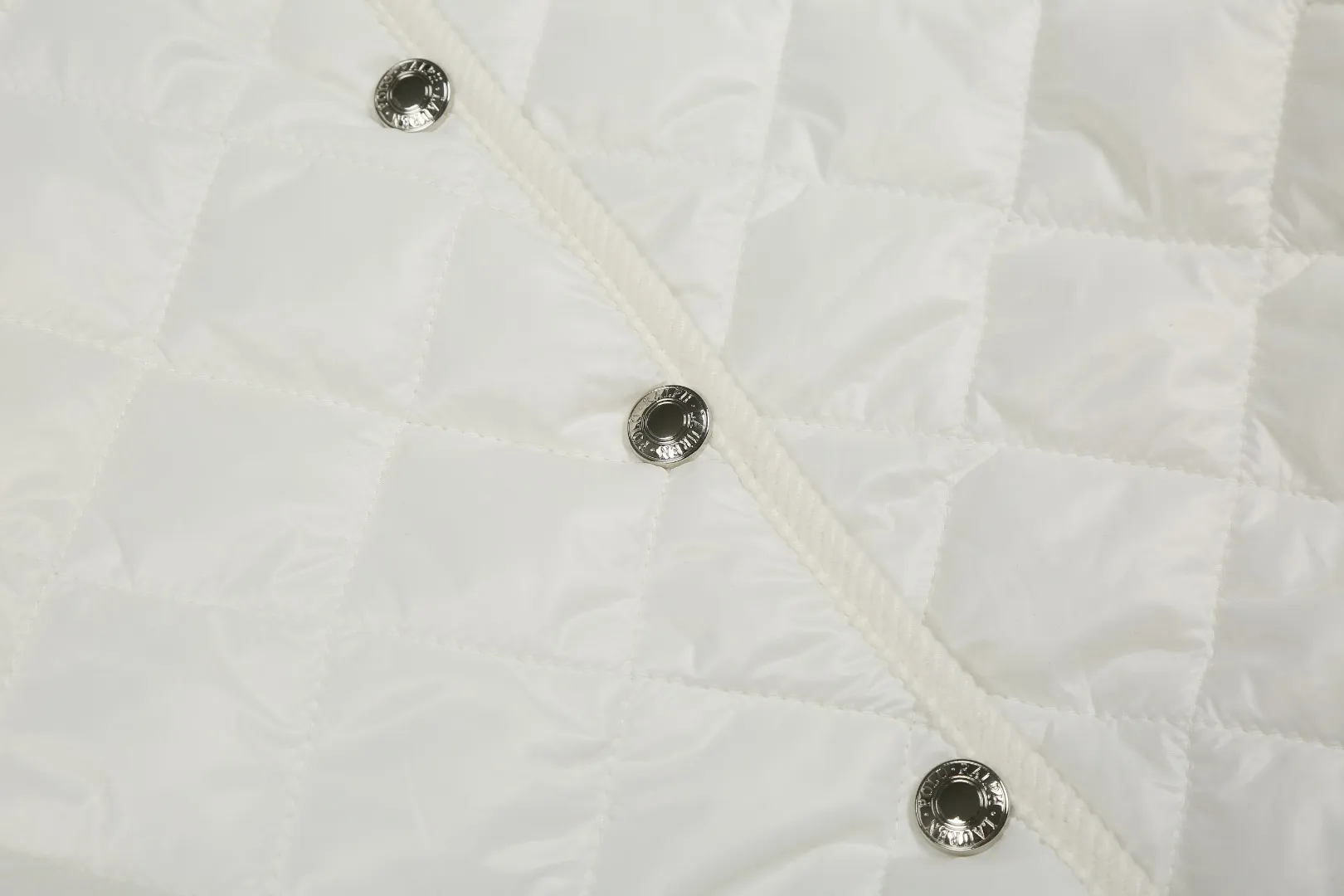 P350 white background picture [popular in winter] Style number: 24376# Color: milk white/navy blue/khaki/black/grey green Size: S to Soft and comfortable✅ - Customized double-circle brand hardware buckle back waist with freely adjustable elastic design✅ - RL three-color diamond-shaped cotton jacket, 100% restoration, corduroy strips running through the whole body, no knots and no overlaps, artificial curling, fine workmanship, highly recommended, rare cotton jacket that does not look bloated, can be worn as an inner layer in the north, multiple neckwear styles, elastic waistline on the back, freely adjustable waist, matt memory technology on the face, with a cotton feel, not to be missed, highly recommended